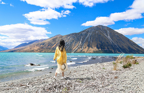 在路上的女人新西兰奥豪湖边女孩背影背景
