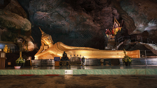 泰国普吉岛攀牙湾洞窟卧佛寺高清图片