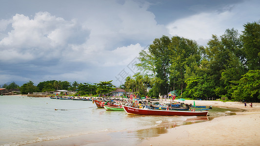 泰国普吉岛海滨渔船图片