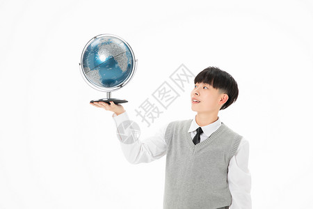 初中生男孩抱着地球仪背景图片