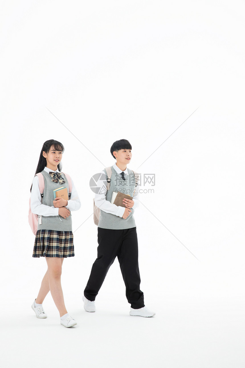 初中生男生女生上学图片