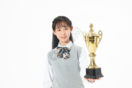 初中生女生拿着奖杯背景图片