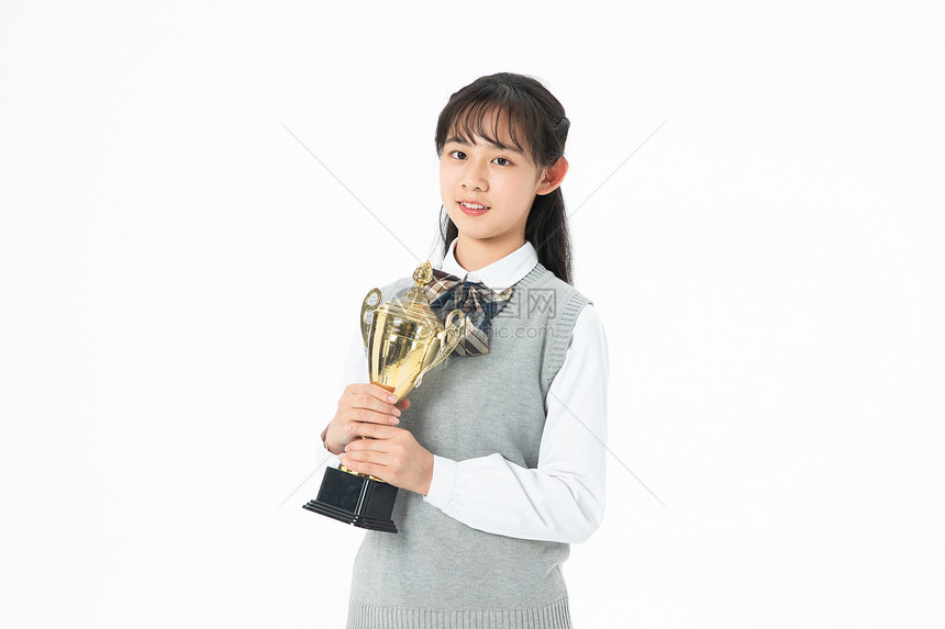 初中生女生拿着奖杯图片