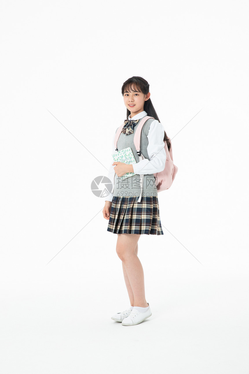 初中生女生背着书包上学图片