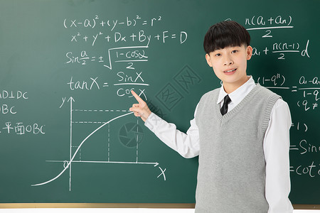 中学生男生黑板做数学题图片