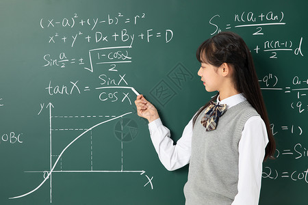 初中生女生黑板做数学题高清图片