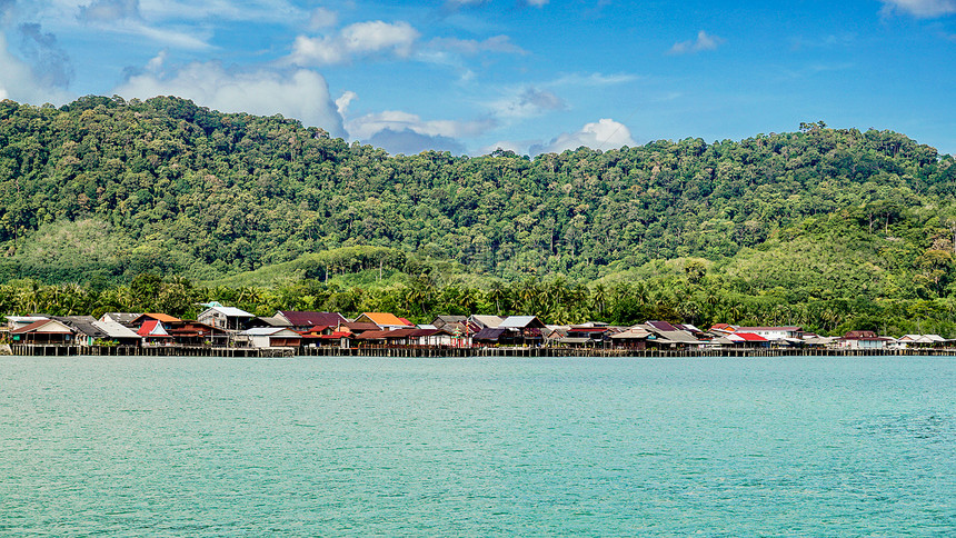 泰国兰塔岛码头的小渔村图片