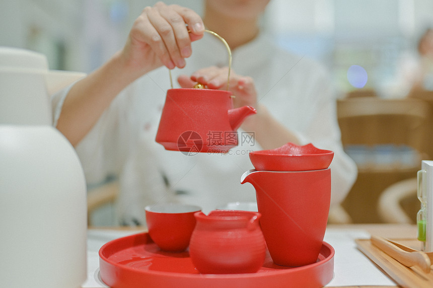 茶艺师冲茶图片