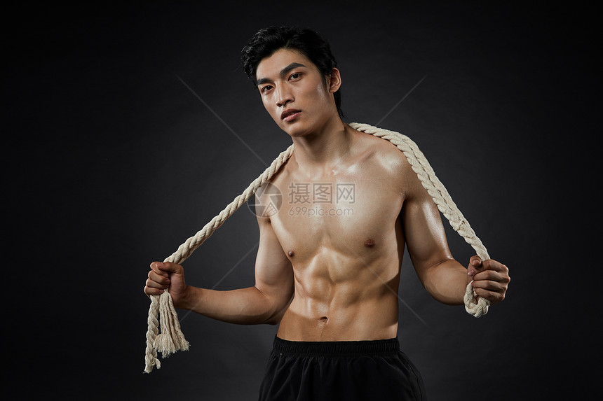 拿臂力绳的运动男性图片