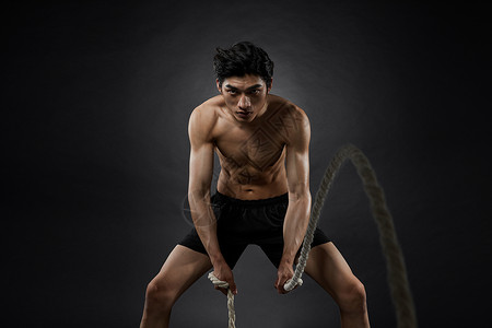 战绳训练的运动男性图片