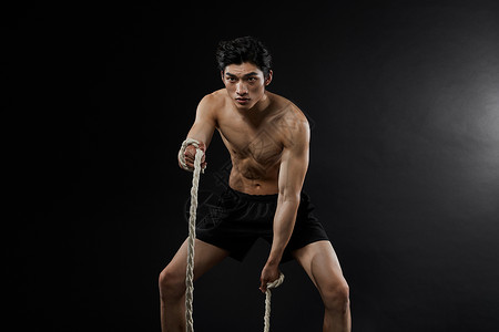 战绳训练的运动男性背景图片