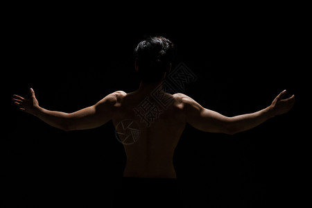 健身男性背部肌肉展示背景图片
