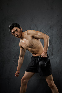 使用壶铃健身的运动男性背景图片