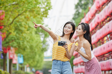 准备出游闺蜜闺蜜出游逛公园背景