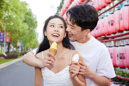 冰淇淋情侣亲密情侣游玩吃冰淇淋背景