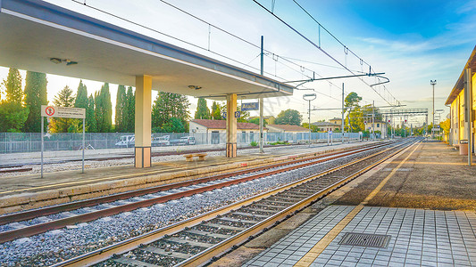  欧洲小镇阿西西火车站铁轨图片