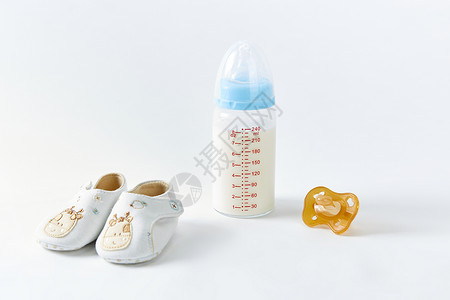 婴儿鞋子奶瓶和奶嘴图片