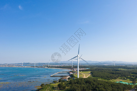 威海海滨风光旋转的风力发电机背景图片