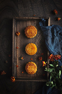 木质托盘上的月饼背景图片