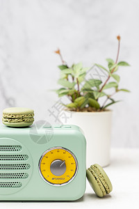 夏季甜品特惠绿色马卡龙和绿色收音机背景