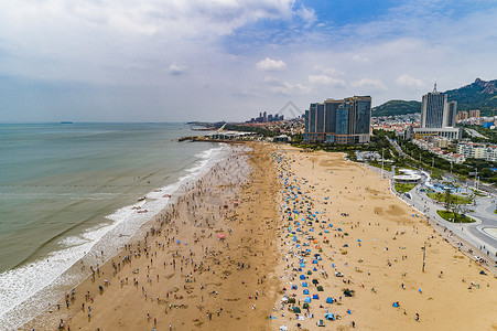 航拍青岛石老人海水浴场的夏天背景图片