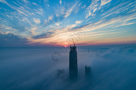 中心之上航拍平流雾之上的城市高楼背景