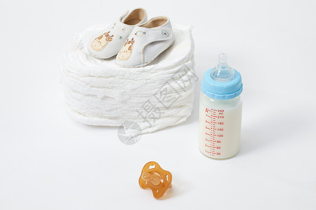 母婴用品尿布奶瓶奶嘴学步鞋背景图片