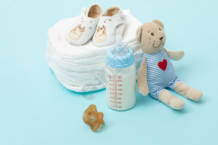 母婴用品尿布奶瓶奶嘴学步鞋背景图片
