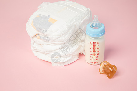 母婴用品尿布奶瓶奶嘴背景图片