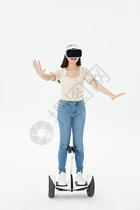 美女戴VR眼镜体验平衡虚拟游戏图片