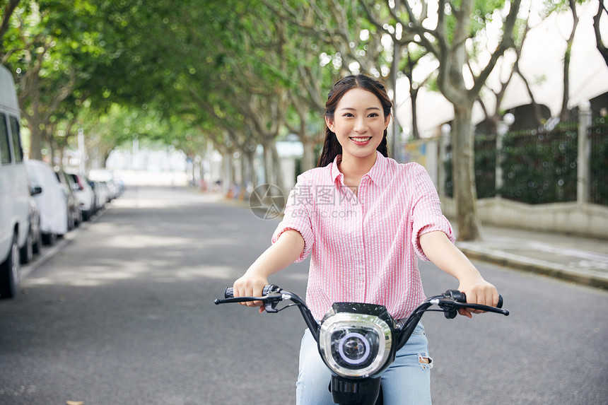 美女户外骑行电动车图片