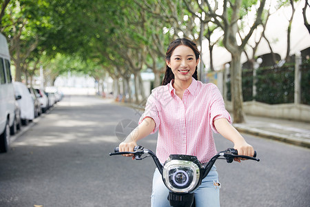 美女户外骑行电动车图片