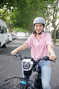 美女骑电动车低碳出行图片