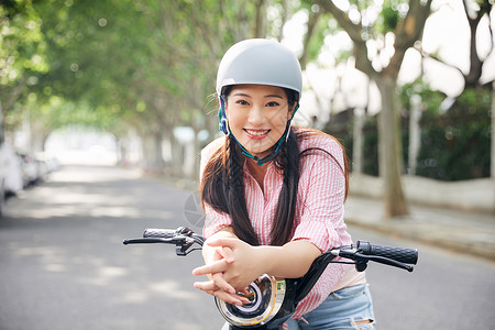 美女户外骑电动车戴头盔图片