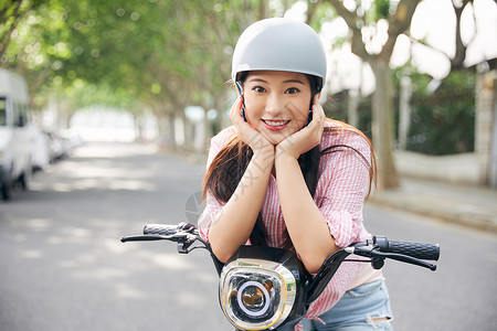 美女户外骑电动车戴头盔图片