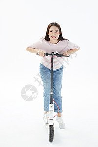 电动车三轮车青年美女骑行滑板车背景