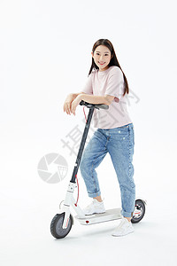 青年美女骑行滑板车高清图片
