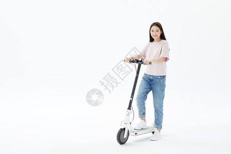青年美女骑行滑板车图片