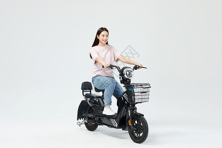 青年女性低碳出行骑电动车图片