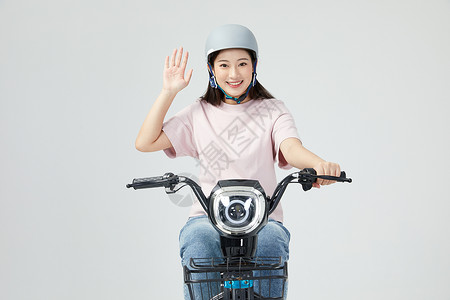 青年女性欢快骑电动车背景图片