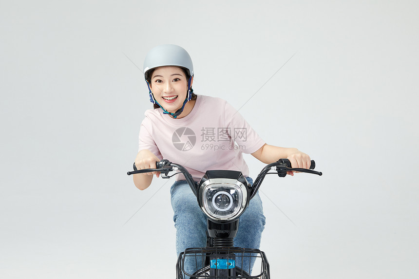 美女驾驶电动车骑行图片
