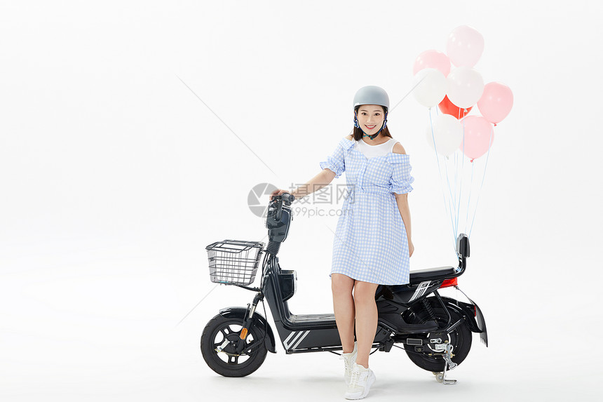青年女性骑电动车图片