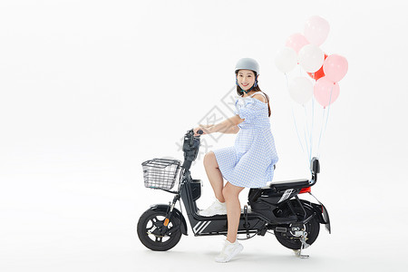 青年女性骑电动车背景图片