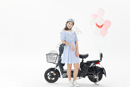青年女性骑电动车背景图片