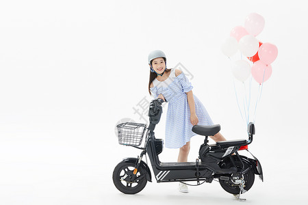 青年女性骑电动车高清图片