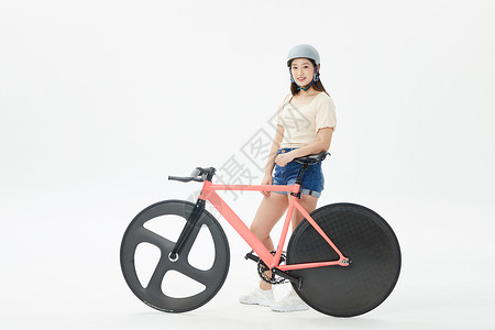 美女骑自行车低碳出行背景图片