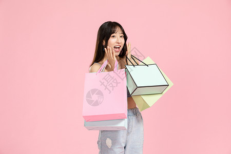 粉色购物女孩女神节快乐卡通插画时尚美女手拎购物袋背景