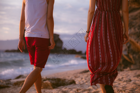 海边情侣背影特写高清图片