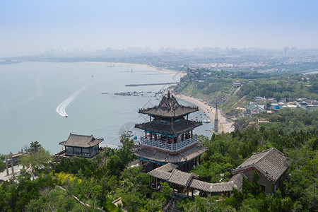 烟台海边山东烟台蓬莱阁海边的古建筑背景