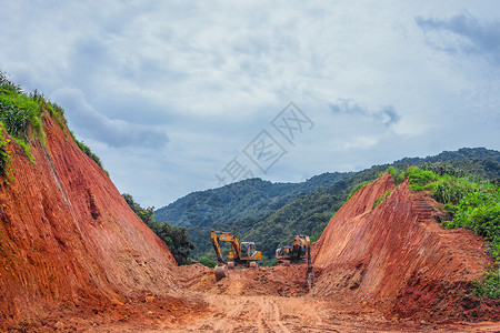 开路山里工作中的挖掘机背景